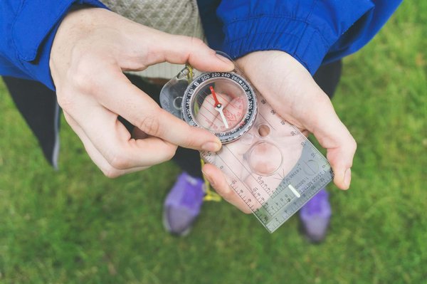 Quelles croisières offrent des excursions pour explorer les grottes marines en Grèce?