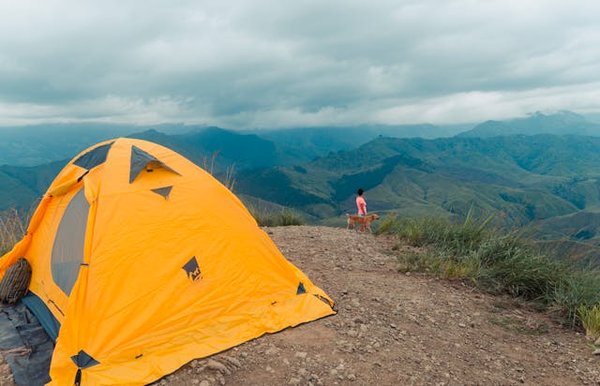 Comment organiser un camping pour une expédition de trekking en haute altitude dans l'Himalaya?